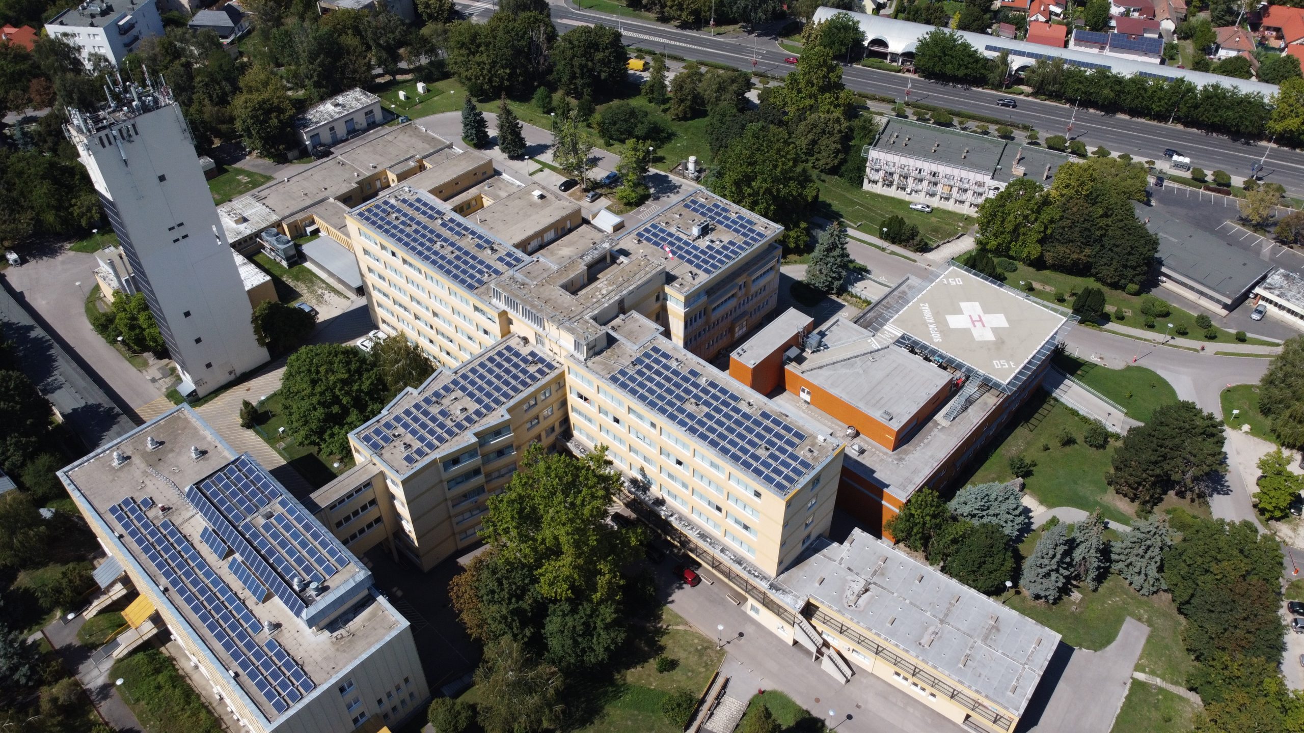 Sonnenkollektoren am Dach eines Krankenhauses